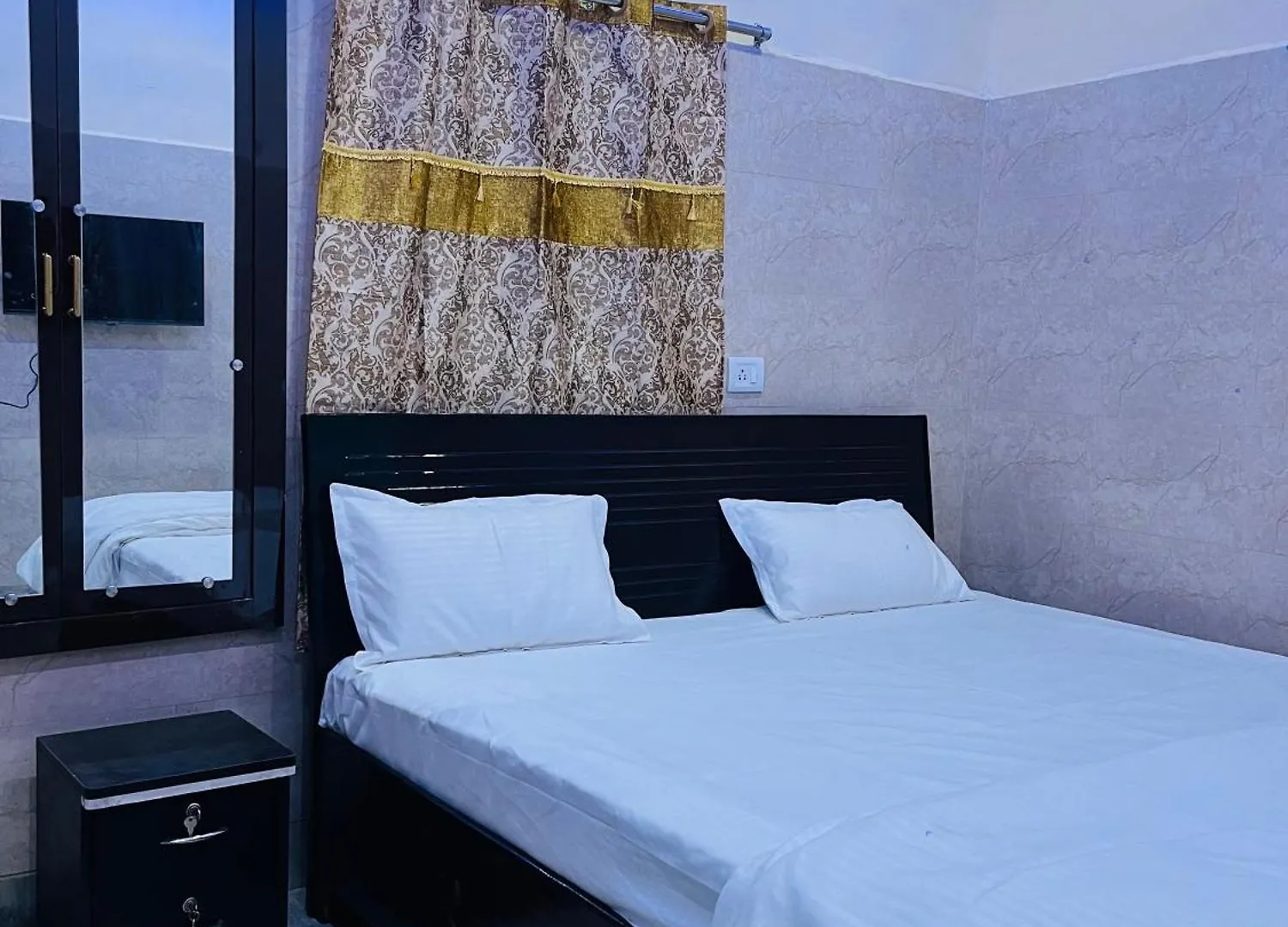 Kontakt z Saroja Paying Guest House